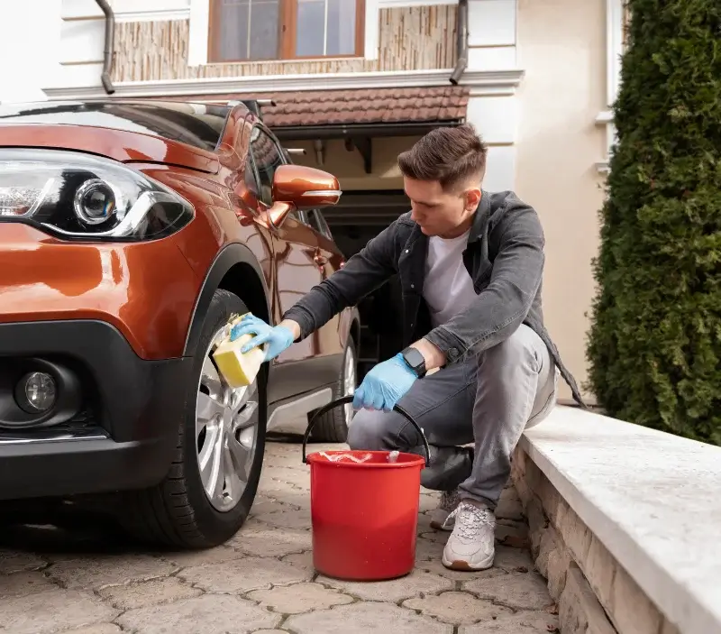 Lavage auto à domicile Coulaines : professionnel intervenant sur un véhicule